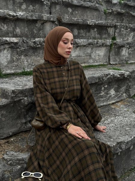 فستان كاروهات زيتي مع حزام