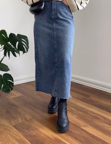 تنورة جينز مفلت من الأسفل